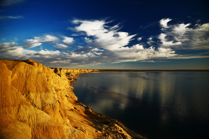 新疆福海—碧波荡漾的乌伦古湖钓鱼,还以为来到了海边
