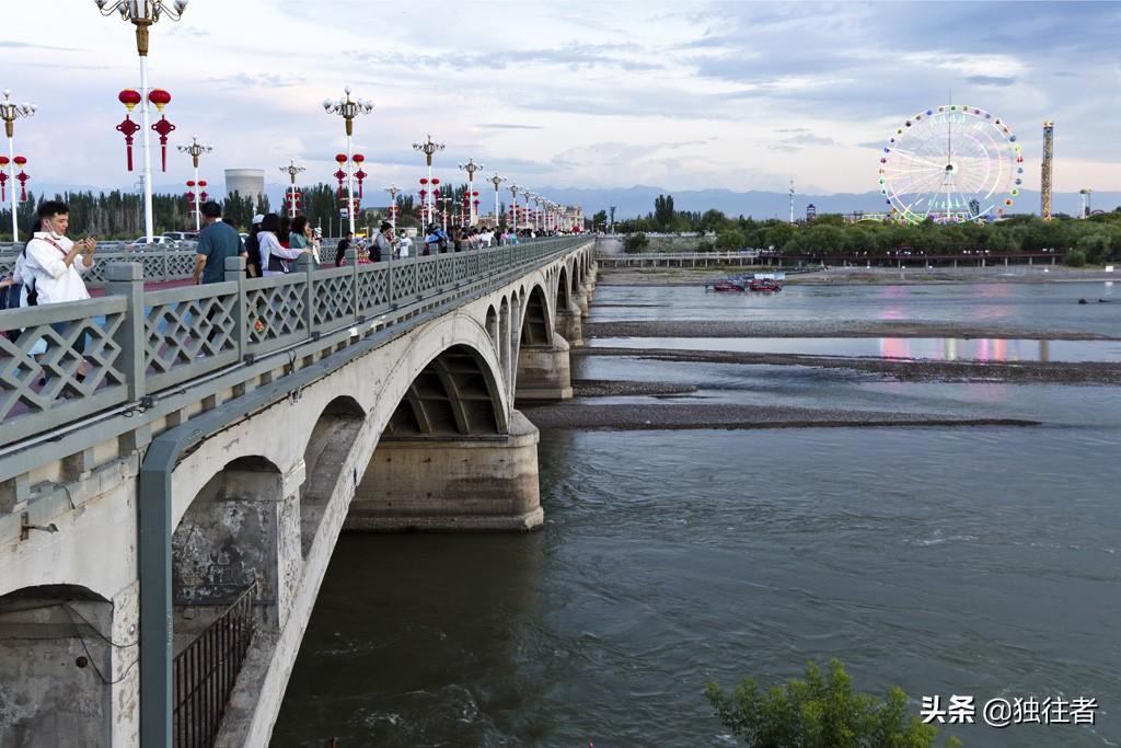 不同民族，不同文化的交汇处，漫步在伊宁伊犁河大桥