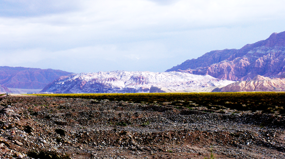 世界罕见的“盐火山奇观”—新疆温宿“盐山秘境”传奇